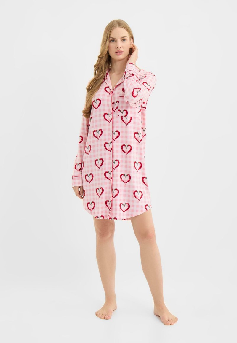 Rosa kariertes Nachthemd mit roten Herzmustern, langen Ärmeln, einer durchgehenden Knopfleiste und lockerem Schnitt.