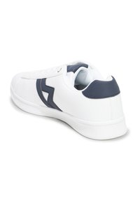 Sneaker bianco con una texture in pelle liscia, caratterizzato da un logo in accentuazione blu navy sul lato e un tallone imbottito.