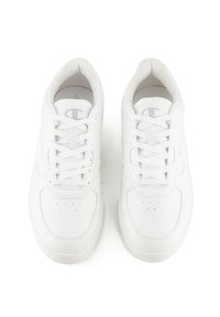 Zapatillas blancas de cuero liso con puntera redondeada, cordones planos, detalles perforados y un logo sutil en la lengua.