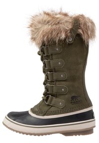Olivgrüner Winterstiefel mit kunstfellbesetztem Schaft, Schnürung vorne, wasserdichtem schwarzen Gummiunterteil und Logo an der Seite.