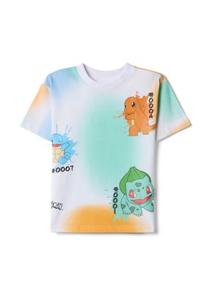 T-shirt blanc à manches courtes avec des éclaboussures pastel bleu et orange, présentant les Pokémon Bulbizarre, Salamèche et Carapuce avec leurs numéros respectifs.