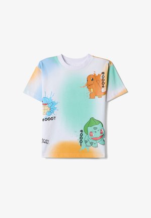 Weißes T-Shirt mit kurzen Ärmeln und pastellblauen sowie orangenen Spritzern, mit Bulbasaur, Charmander und Squirtle Pokémon und ihren jeweiligen Nummern.