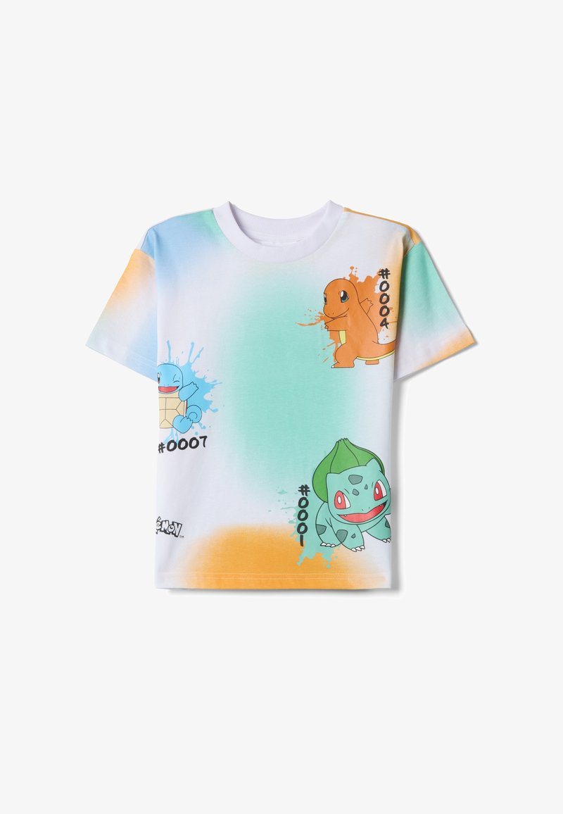 Camiseta blanca de manga corta con salpicaduras en azul pastel y naranja, con Bulbasaur, Charmander y Squirtle de Pokémon junto con sus respectivos números.