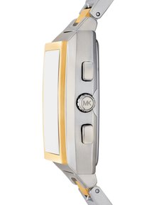 RVS horloge met een gouden accent. Rechthoekige vorm, grote witte wijzerplaat en drie drukknoppen aan de zijkant.