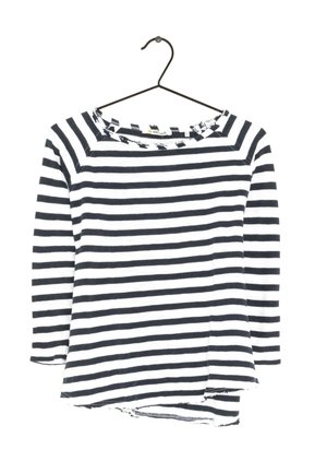 Zwart-wit gestreept shirt met lange mouwen, met een versleten halslijn en zoom, hangend aan een zwarte draadhanger tegen een witte achtergrond.