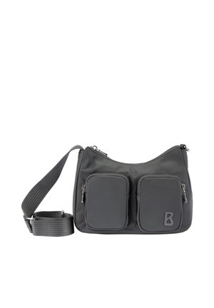 Sort crossbody-taske med to forreste lynlåslommer, justerbar bred rem og et lille præget logo på den nederste højre lomme.