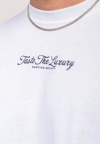 Kaotiko TASTE THE LUXURY UNISEX - Ikdienas džemperis - white