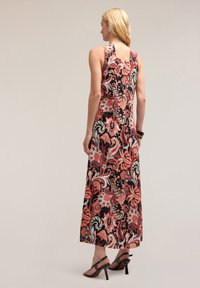 Rochie maxi florală de culoare neagră, cu modele corail, teal și crem. Design fără mâneci, cu talie ajustată și fustă evazată, realizată dintr-un material ușor.