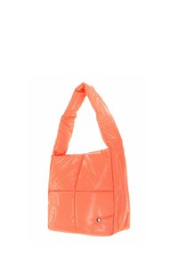 Sac à bandoulière matelassé orange avec une poignée triangulaire et une couture en carrés matelassés, présentant un petit logo métallique rond à l'avant.