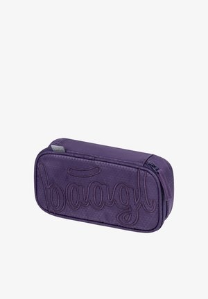 Lila rechteckiges Reißverschlusstäschchen mit strukturiertem Muster und gesticktem "baggal"-Logo auf der Vorderseite.