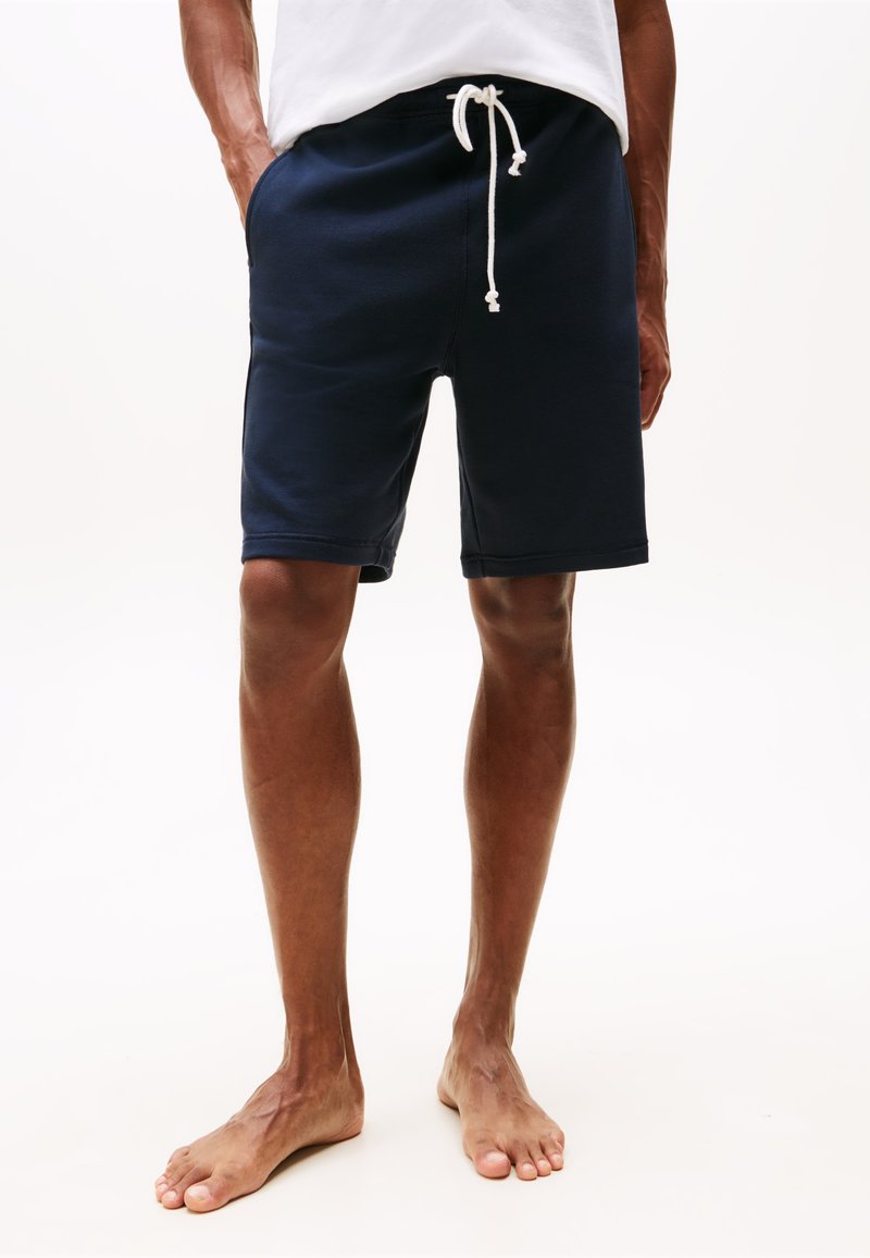 Marineblauwe shorts van een katoenmix met een elastische tailleband, koordsluiting en zijzakken. Gladde textuur en knielange snit.