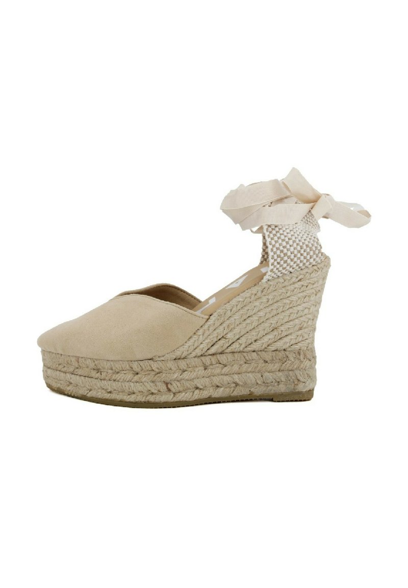 Espadrillas in suede beige con zeppa in juta intrecciata, punta rotonda e cinturini alla caviglia in morbida nastro e rete. Texture liscia in tutto il prodotto.