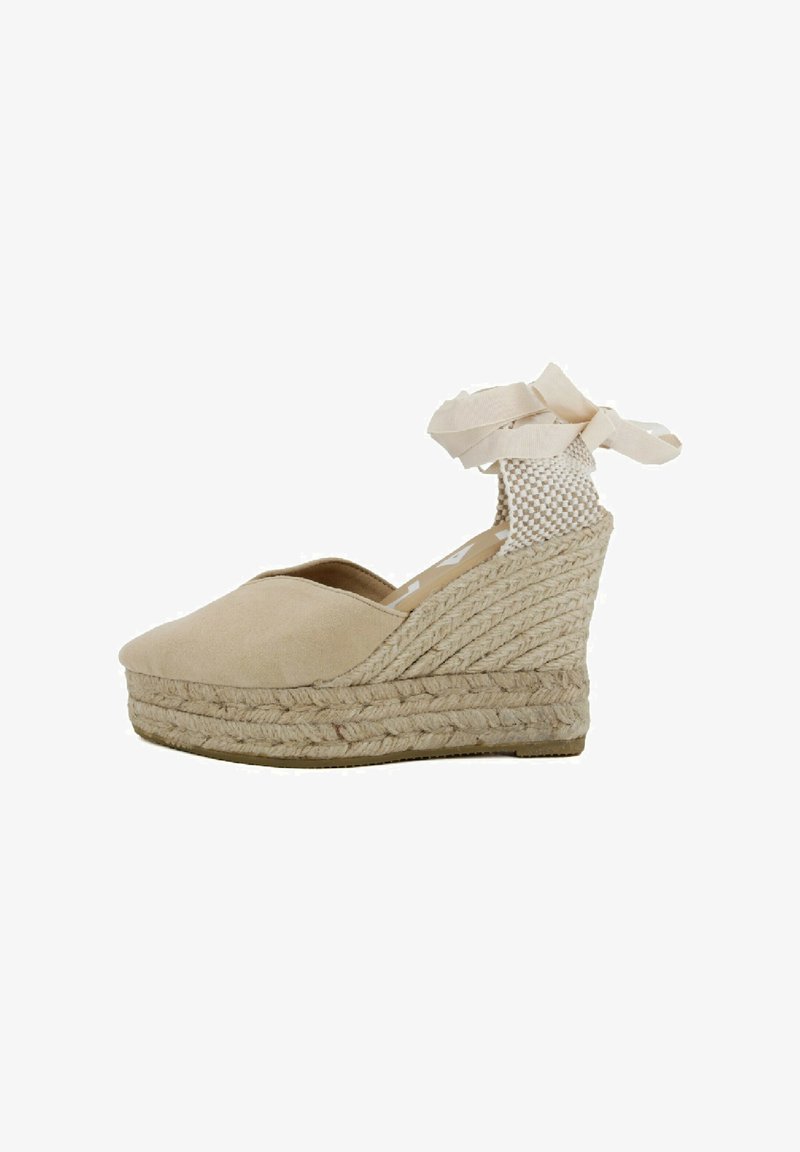 Espadrillas in suede beige con zeppa in juta intrecciata, punta rotonda e cinturini alla caviglia in morbida nastro e rete. Texture liscia in tutto il prodotto.