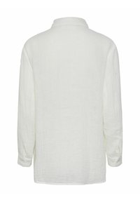 Camisa blanca de lino de manga larga con un cuello abotonado, que presenta un corte relajado y puños abotonados, exhibiendo una tela texturada.
