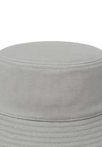 Cappello a secchiello grigio chiaro realizzato in tessuto strutturato, con corona rotonda e tesa piatta caratterizzata da sottili righe verticali.