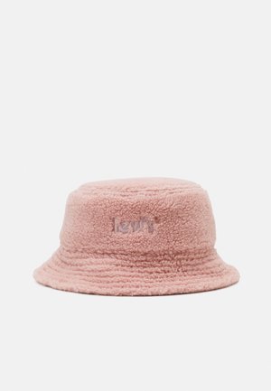 Miękki różowy kapelusz typu bucket z materiału sherpa z wyhaftowanym logo Levi's na środku przodu, prezentowany na białym tle.