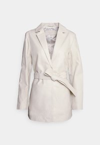 Veste ceinturée couleur crème avec un col à revers, des manches longues et une texture lisse. Présente un devant épuré et des détails de couture subtils.