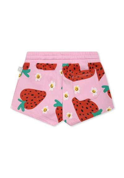 Shorts in cotone rosa con un motivo di fragole, includendo bacche rosse, foglie verdi e fiori gialli. Presenta una tasca sul retro.