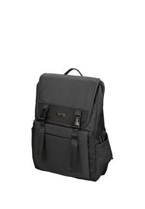 Sac à dos rectangulaire noir avec rabat supérieur sécurisé par deux boucles ajustables et poches latérales, présenté sur fond blanc.