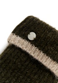 Strikket grøn uldstof med en cremefarvet ribbånd øverst, der har en rund, lys farvet knapdetalje.