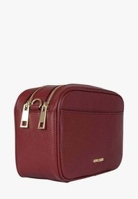 Borsa porta cosmetici in pelle color bordeaux con dettagli in oro, chiusura con doppia cerniera, forma rettangolare e superficie testurizzata. Presenta logo impresso a rilievo.