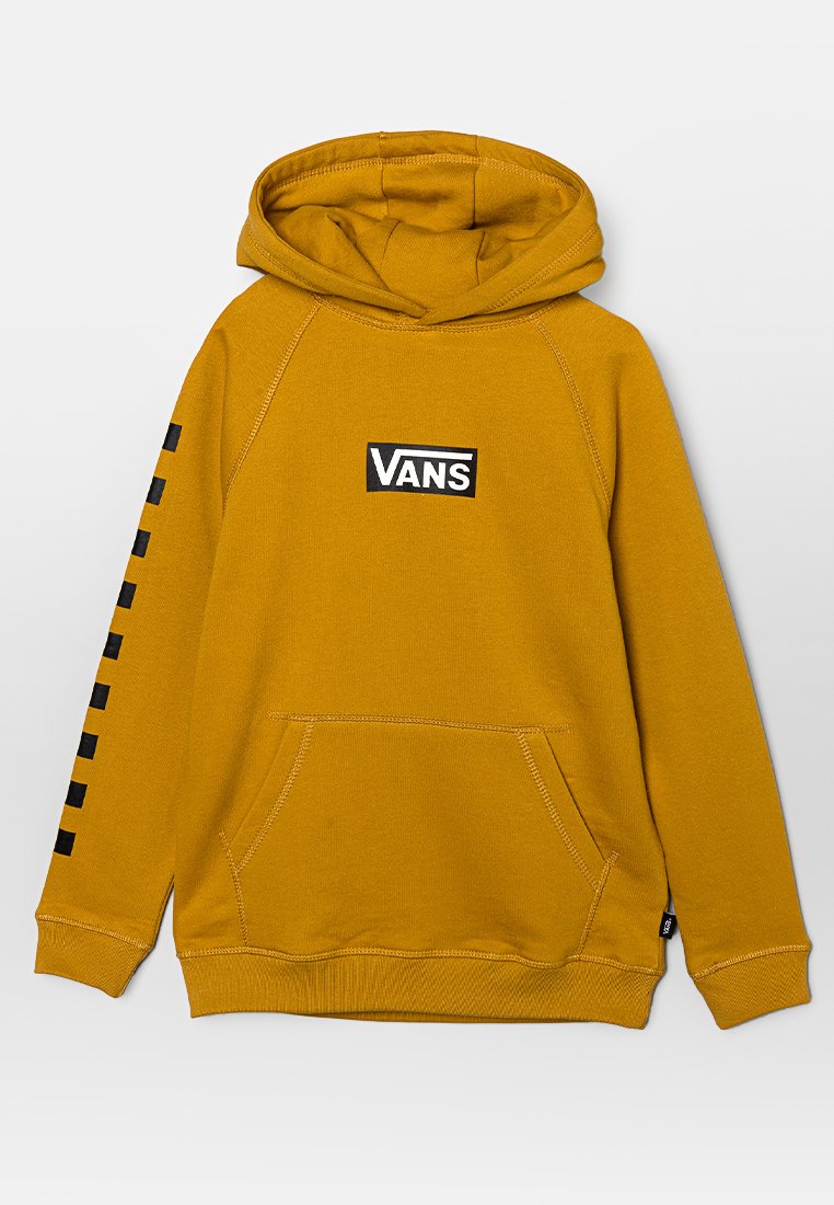 Sudadera amarilla con un bolsillo tipo canguro, logo negro de Vans en el pecho y patrón de tablero de ajedrez negro en la manga izquierda. Tejido suave, estilo de tipo pullover.