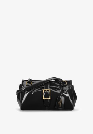 Borsa a mano in pelle verniciata nera con forma strutturata, hardware dorato, una fibbia frontale prominente e un'etichetta removibile con il logo del marchio.