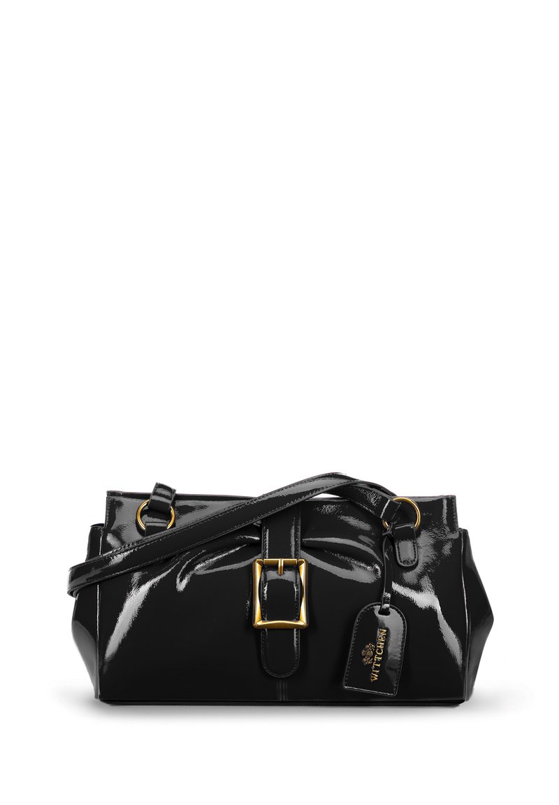Schwarze Lacklederhandtasche mit strukturierter Form, goldfarbener Hardware, einer auffälligen Frontschnalle und einem abnehmbaren Anhänger, der das Markenlogo zeigt.