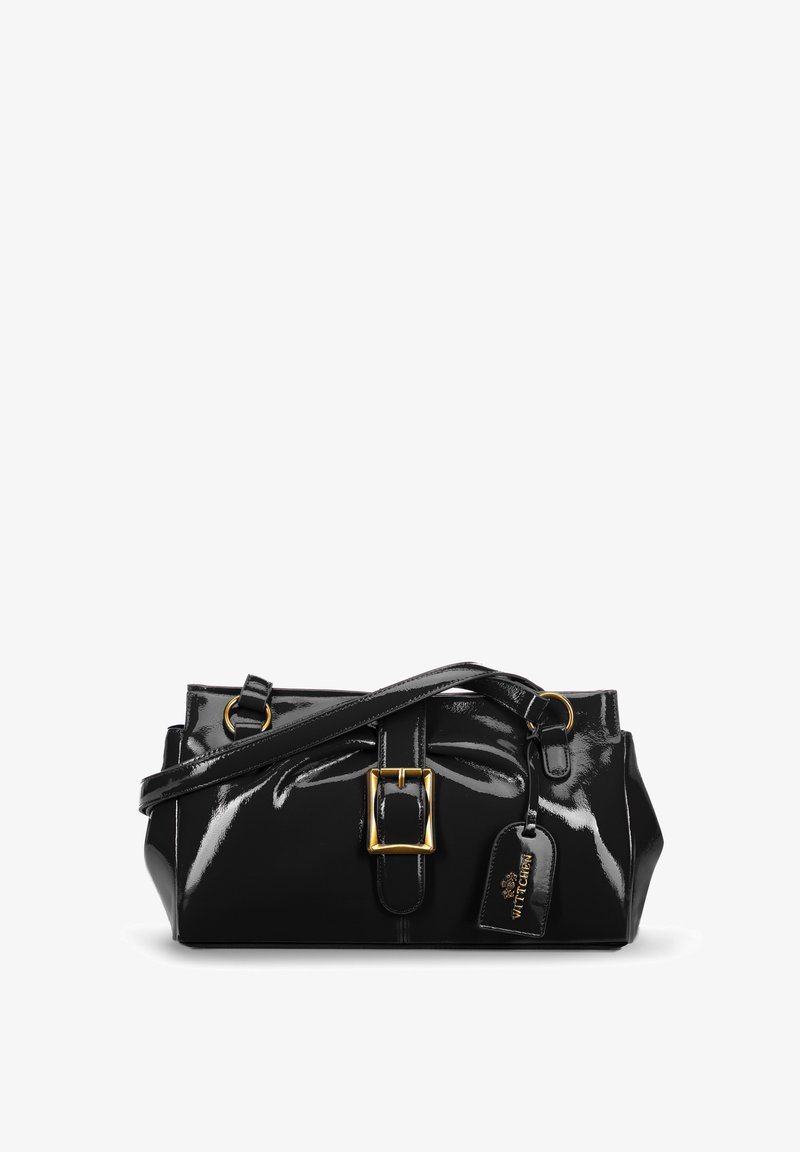 Zwarte lakschoenen handtas met een gestructureerde vorm, goudkleurige hardware, een opvallende sluiting aan de voorkant en een afneembare tag met het merksymbool.