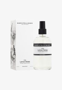 Bottiglia spray in vetro trasparente con beccuccio nero, etichettata "Note di Limone", accompagnata da una scatola bianca con immagini monocromatiche e testo nero.