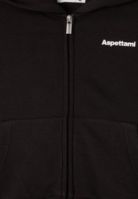Felpa nera con zip realizzata in tessuto in cotone misto. Presenta una tasca frontale e il logo bianco "Aspettami" nella zona del petto. Texture liscia.