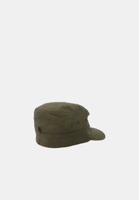 Gorra verde oliva con corona redondeada, visera plana y dos ojales de ventilación a los lados. Hecha de una tela texturizada.