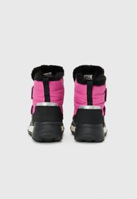 Bottes d'hiver roses et noires avec un design rembourré, doublure en fausse fourrure et sangles Velcro réglables. Semelle en caoutchouc épaisse pour une meilleure adhérence.