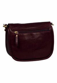 Borsa a tracolla in pelle bordeaux con chiusura a patta, tasca frontale con zip, dettagli in ottone dorato e bordi arrotondati. Texture liscia.