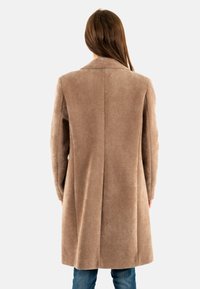 Abrigo de mezcla de lana beige de longitud media, acabado texturizado, cuello con muesca, detalle de botón único y costura trasera.