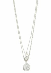 Dubbel-laags zilveren ketting met twee hangers, waarvan één ovale vorm is en bezaaid met kleine kristallen en de ander een textuur heeft met een kleine parel.