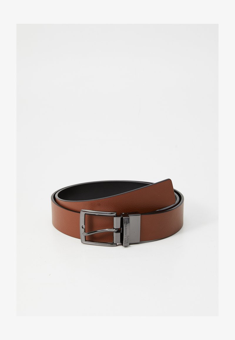 Brun lærbelte med glatt tekstur, med en metallisk svart spenne og et klassisk design. Den indre foredlingen er mørk.