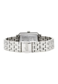 Reloj de pulsera de acero inoxidable con esfera rectangular de cuarzo, pulsera de eslabones plateados y logotipo en el cierre. Diseño sencillo con una pantalla clara.