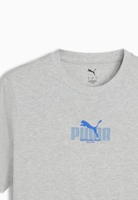 Grå bomulds T-shirt med rund halsudskæring, som har et blåt "PUMA"-logo og grafik af en springende kat, mærket "Sportswear Dept."