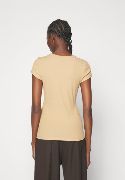 Filippa K FINE TEE - Pamata T-krekls - sand beige