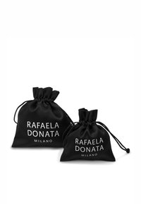 Två svarta satängsdragpåsar, en större och en mindre, med vit märkestext "RAFAELA DONATA MILANO" på framsidan.