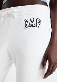 GAP HERITAGE - Træningsbukser - optic white