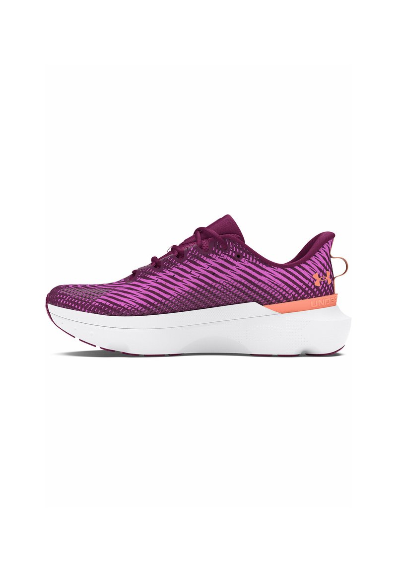 Scarpa sportiva viola e rosa con una tomaia texturizzata, un intersuola bianca e un accento arancione sul tallone. Sistema di lacci tradizionale.