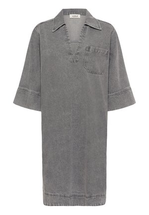 Robe en denim gris surdimensionnée avec col pointu, encolure en V, manches courtes et poche poitrine. Présente une texture usée et des surpiqûres contrastées.