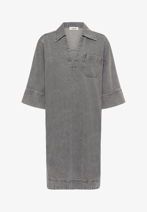 Robe en denim gris surdimensionnée avec col pointu, encolure en V, manches courtes et poche poitrine. Présente une texture usée et des surpiqûres contrastées.