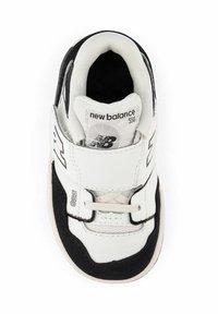 Bílé a černé tenisky s koženým a textilním svrškem, s suchým zipem, kulatou špičkou a polstrovaným límcem pro pohodlí. Číslo modelu 550.