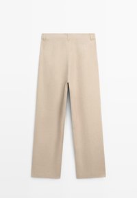 Beige, gerade geschnittene Hose mit Gürtelschlaufen, vorderen Falten und einem klaren, minimalistischen Design vor weißem Hintergrund.