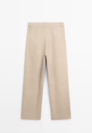 Beżowe spodnie o prostych nogawkach z szlufkami na pasek, przednimi zakładkami i czystym, minimalistycznym designem przedstawione na białym tle.