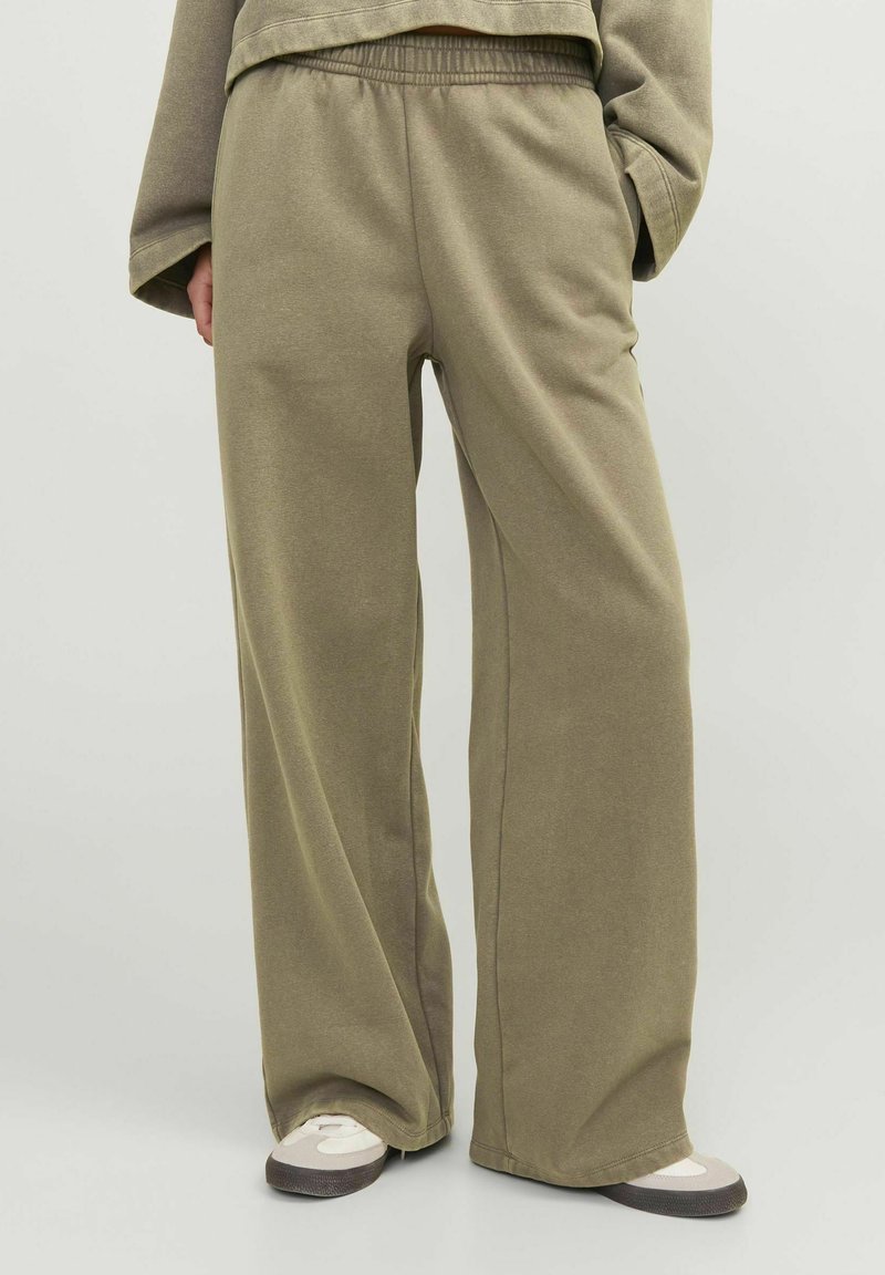 Brede olijfgroene sweatpants van zacht materiaal, met een elastische tailleband en zijzakken voor comfort en gemak bij het dragen.