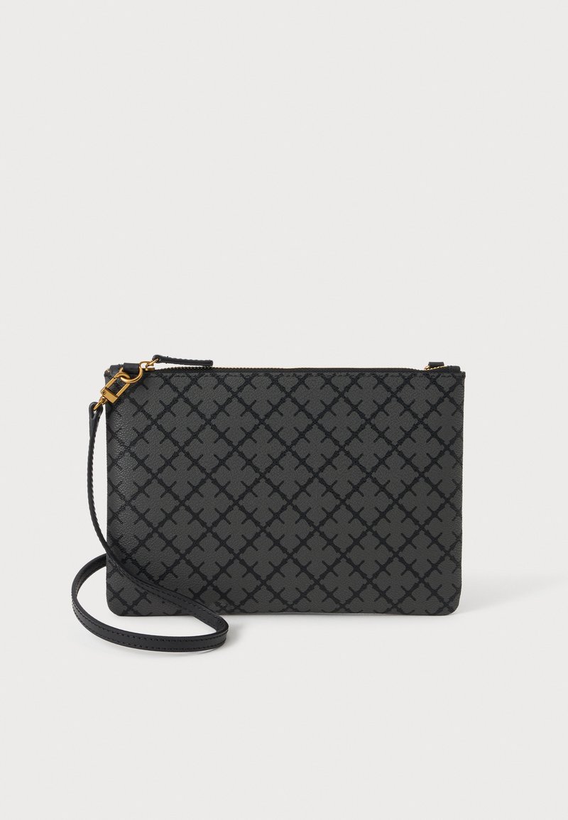 Pochette bracelet noire avec un motif géométrique texturé et une lanière amovible avec des ferrures dorées sur un fond uni.